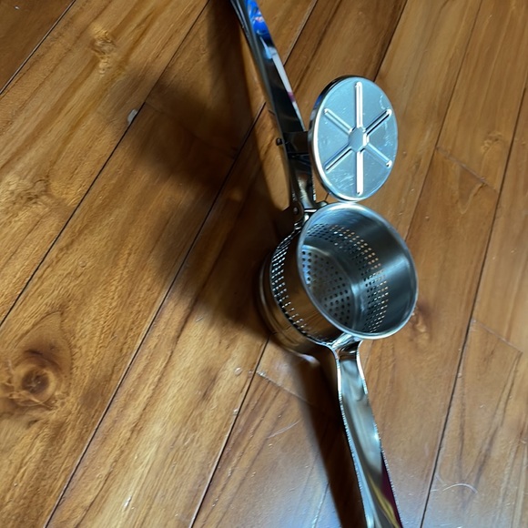 Metal potato ricer masher. Easy squeeze handle, easy clean and dishwasher safe - Picture 4 of 6